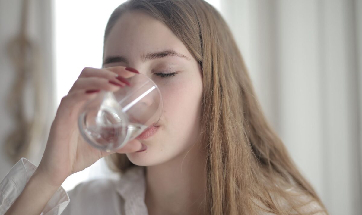 carafe filtrante eau contaminants peut elle